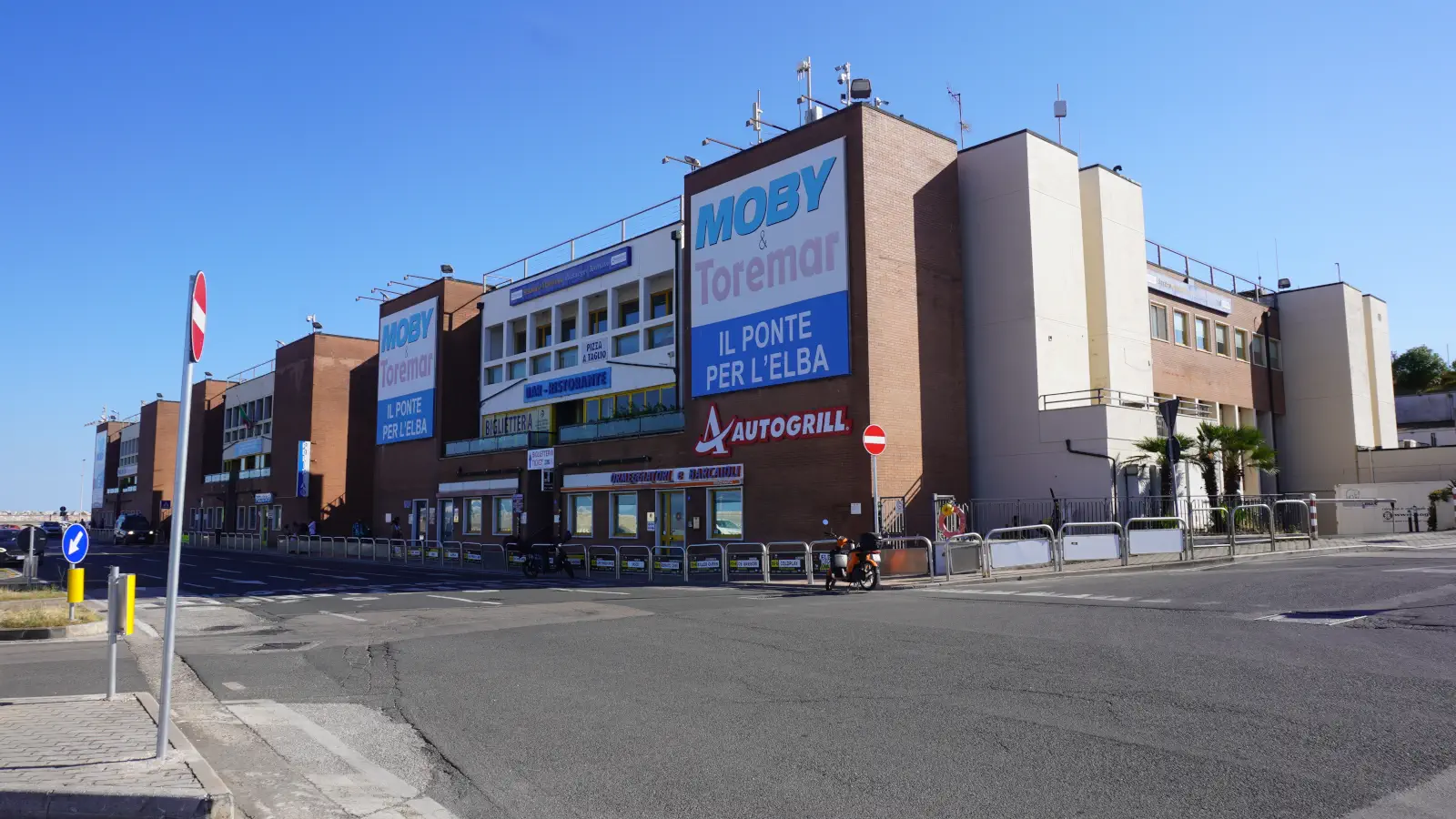 The ferry terminal is located in the port of Piombino. Here you can buy tickets for Ferries to Elba, Corsica, Pianosa and Sardinia and pass the time until departure. 