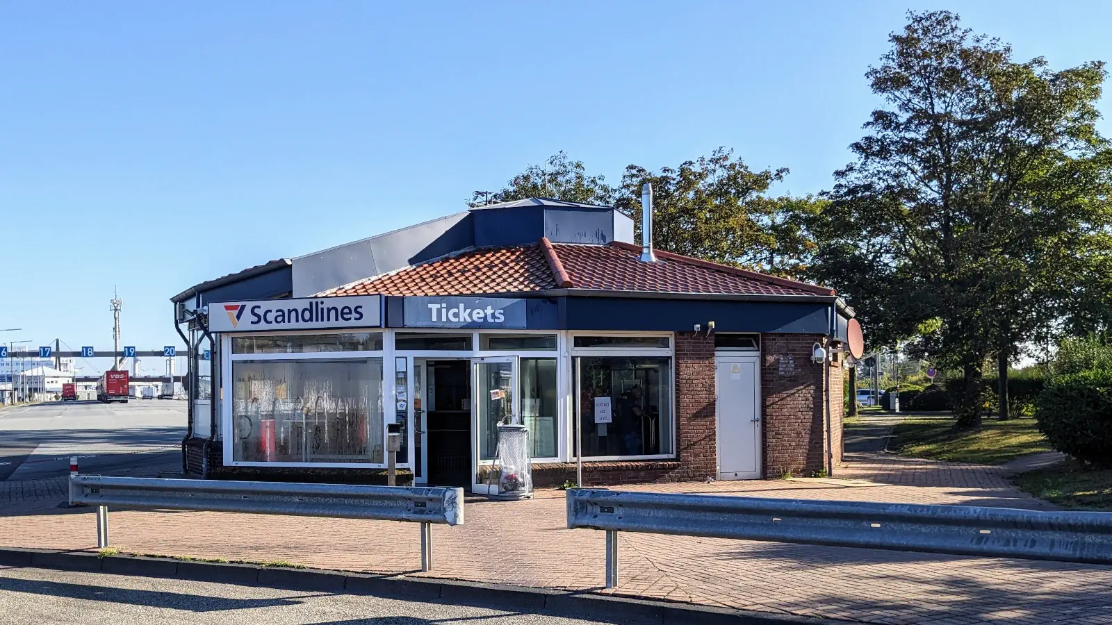 Scandlines Ticketshop in Puttgarden. Hier kannst du dein Scandlines Ticket auch vor Ort im Fährhafen kaufen.